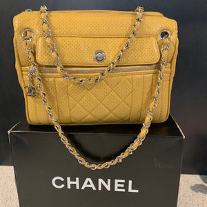 CHANEL shoulder bag